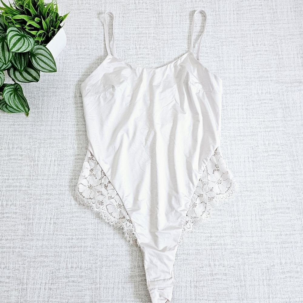 🆑️3/$15 H&M Elegant Lace Trimmed Bodysuit Ivory Pink Color SZ Small